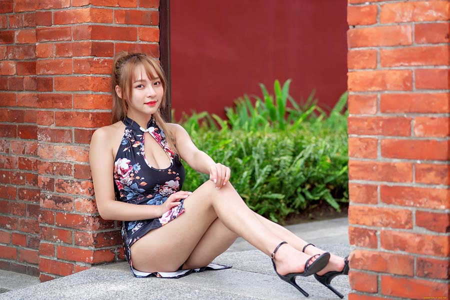 Girls in short dresses in Anqing