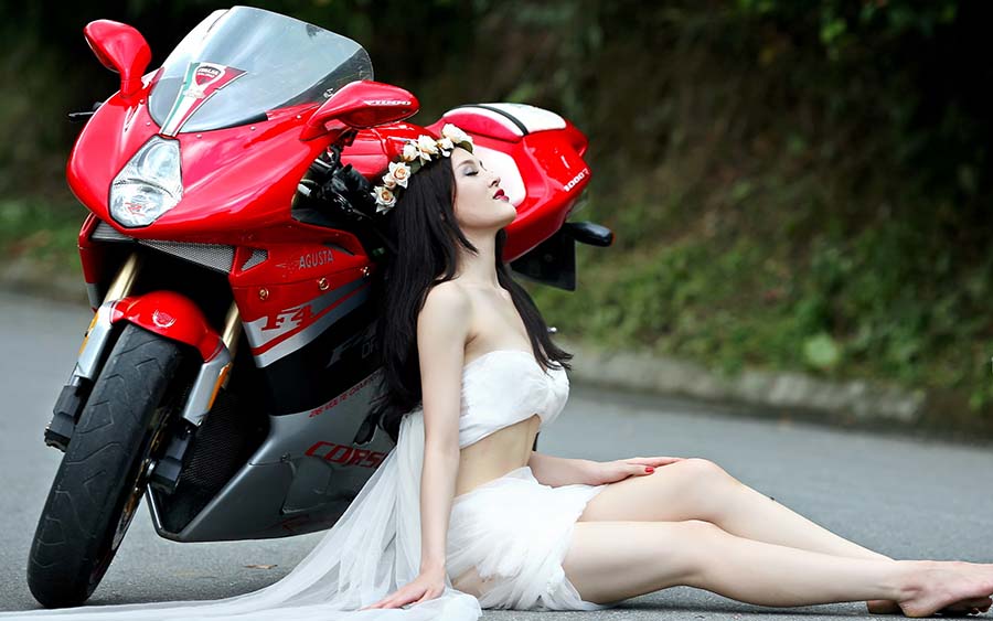Beautiful girls and motorcycles in Anqing