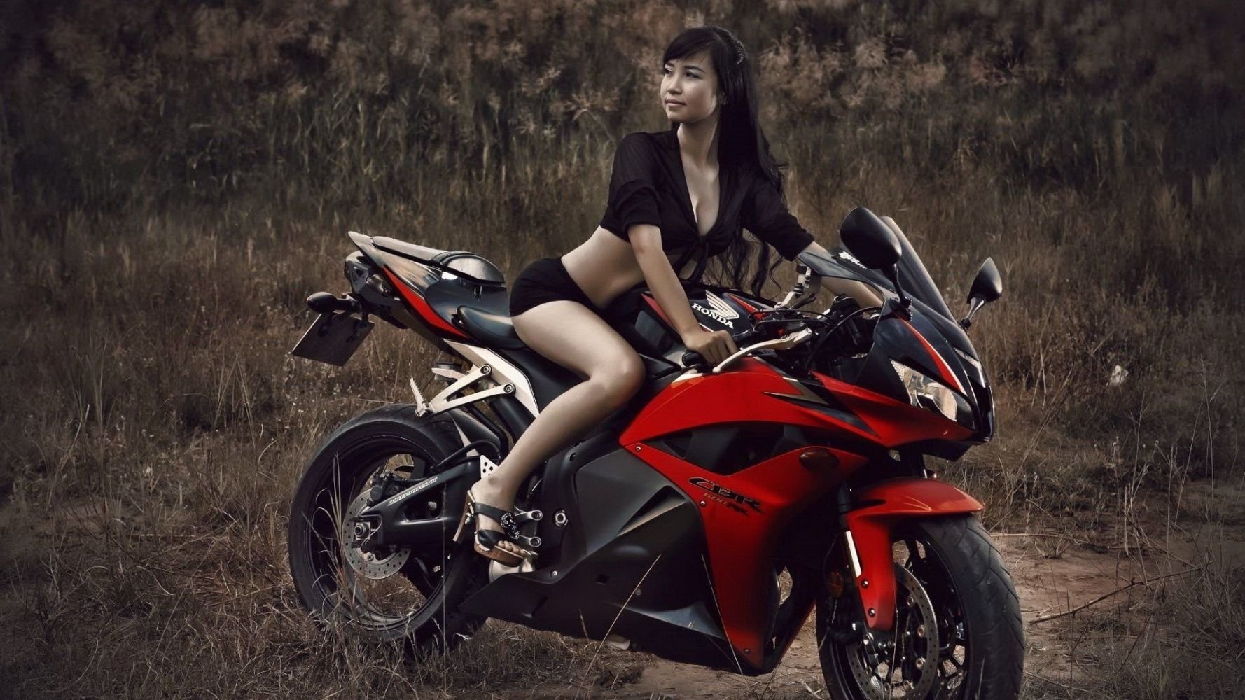 Fitness girls and bikes in Anqing