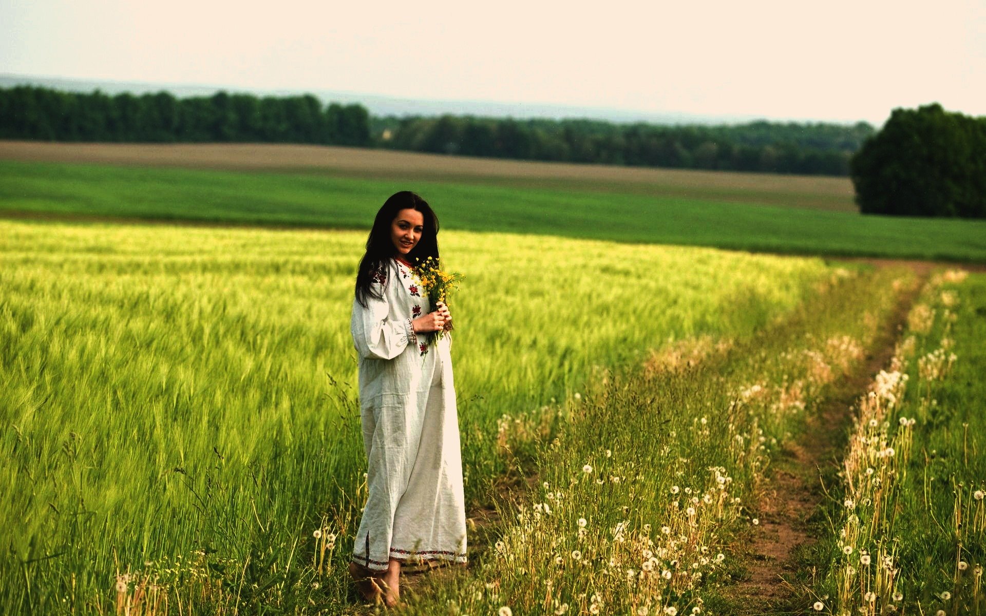 Women in Slavic costumes in Anqing
